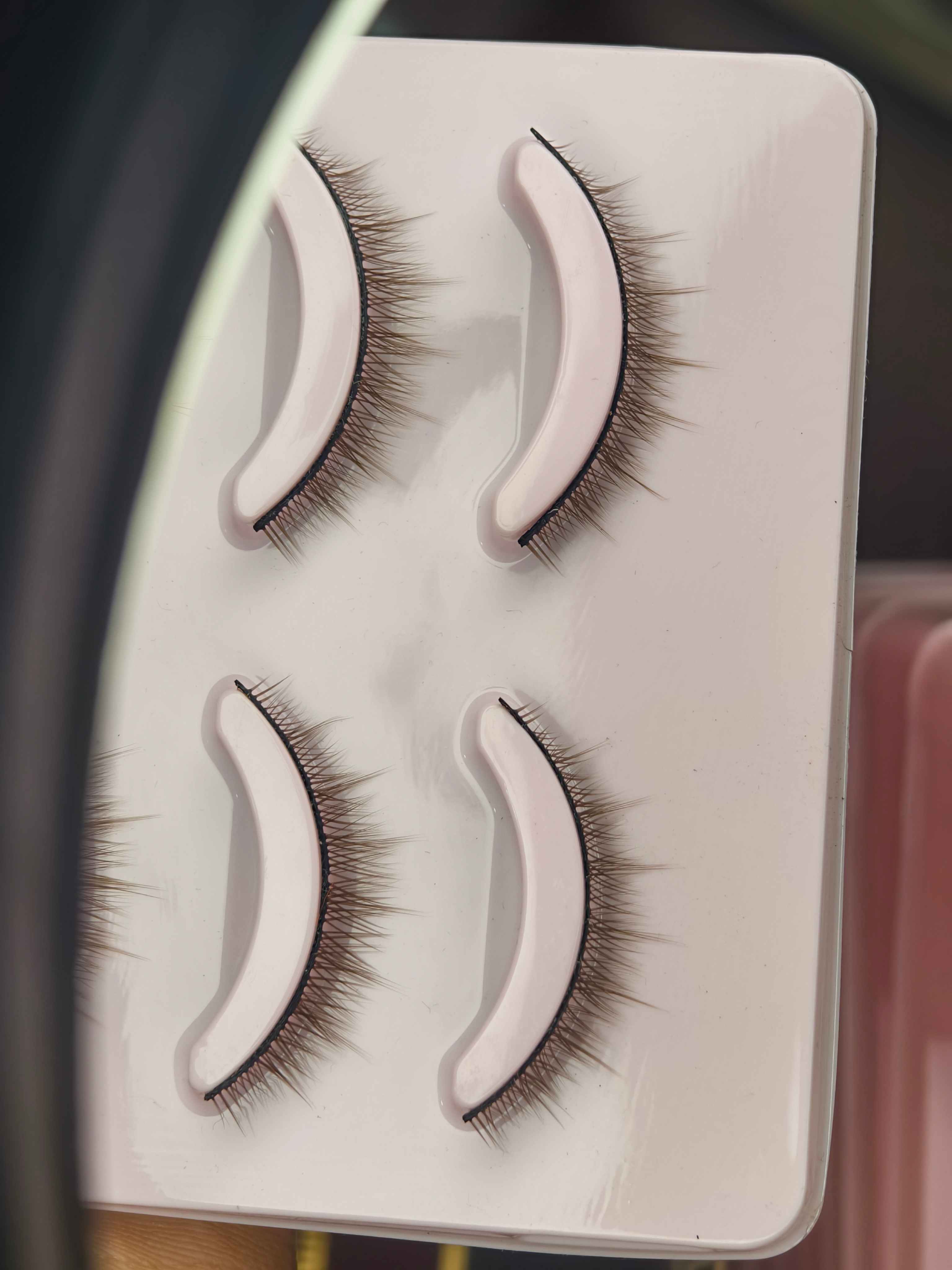 Extremly Natural lightweight lash- E
