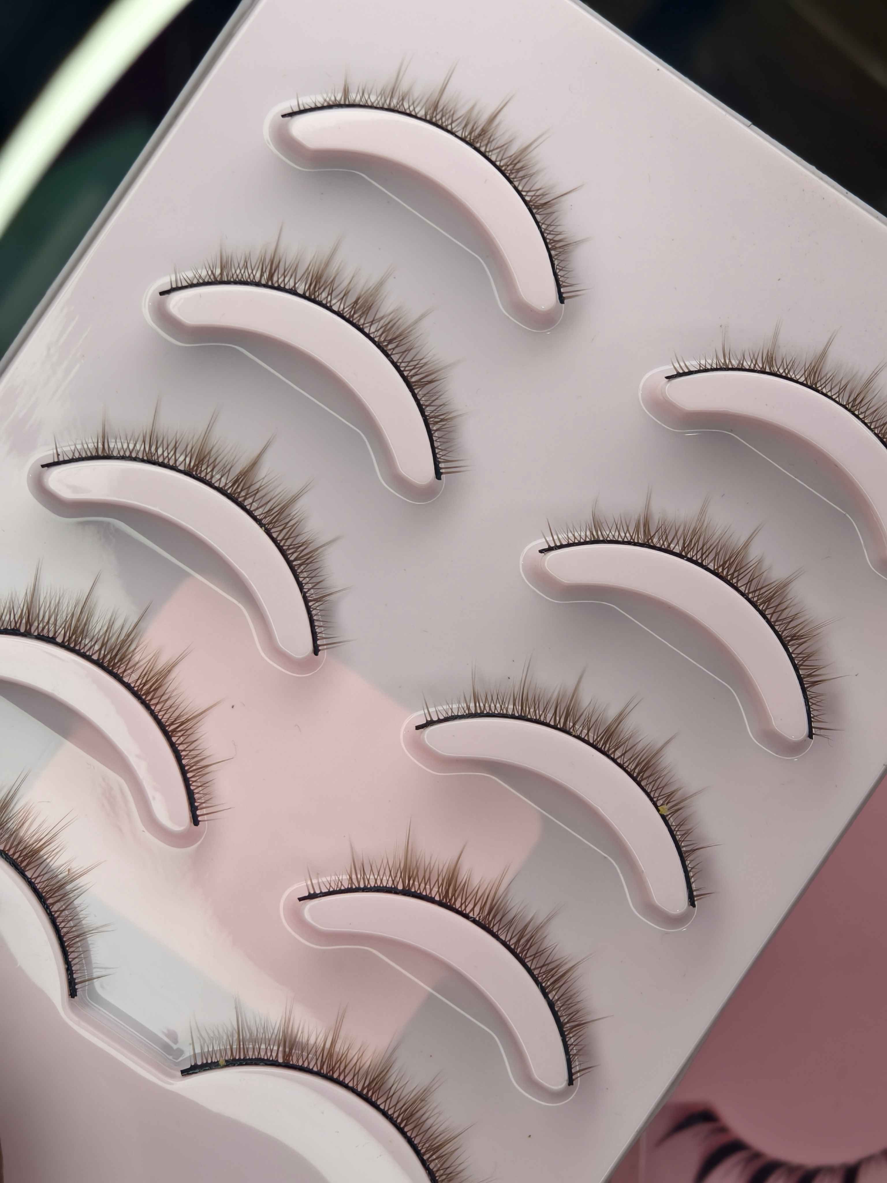 Extremly Natural lightweight lash- E