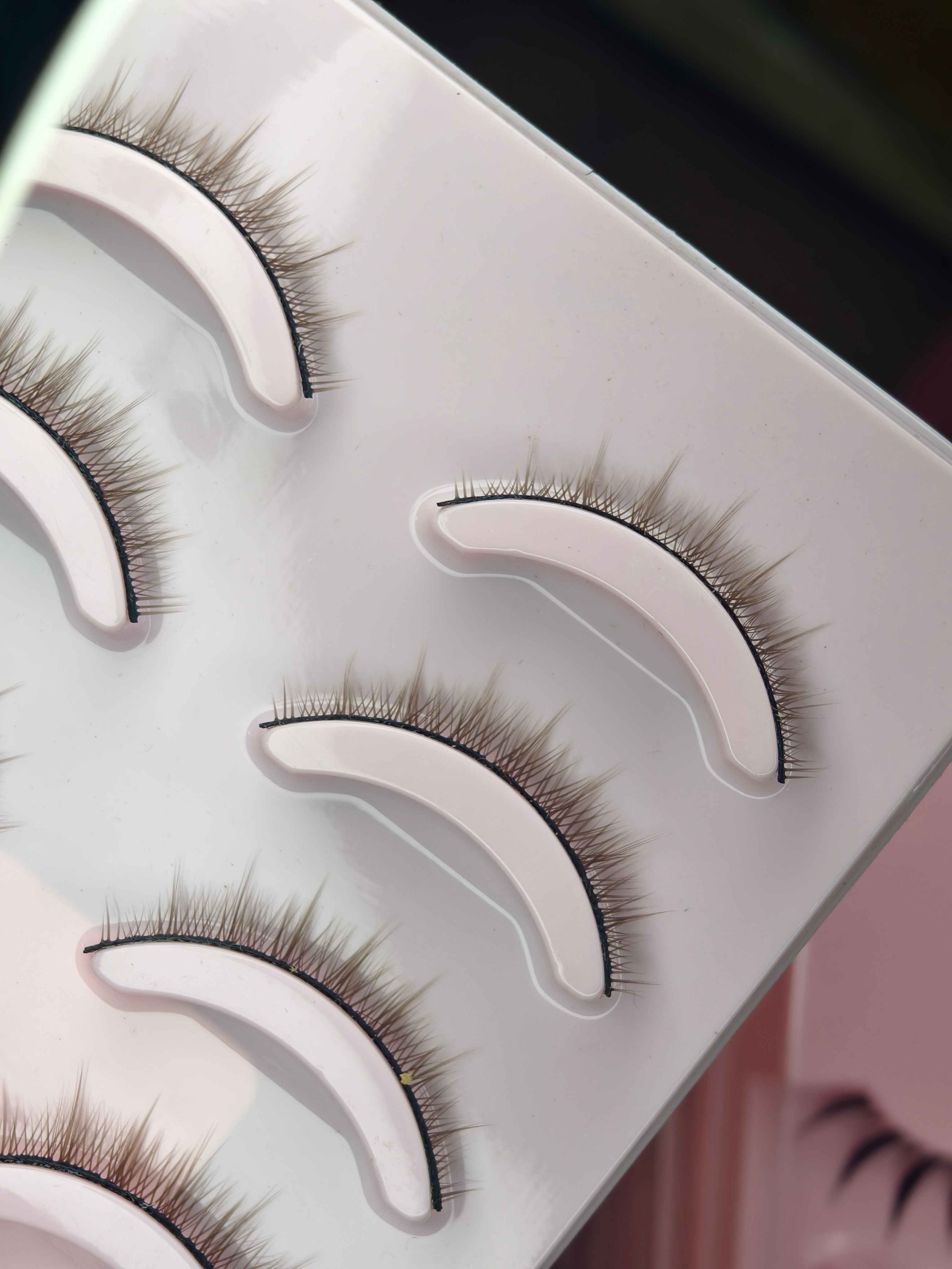 Extremly Natural lightweight lash- E